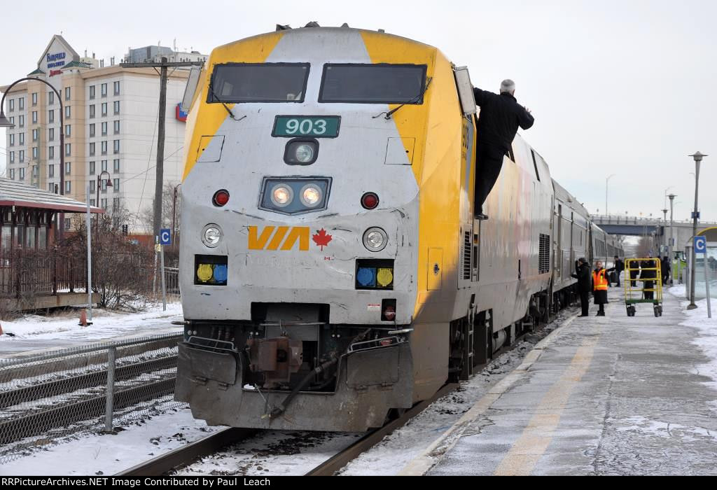 Westbound Corridor train loads passengers